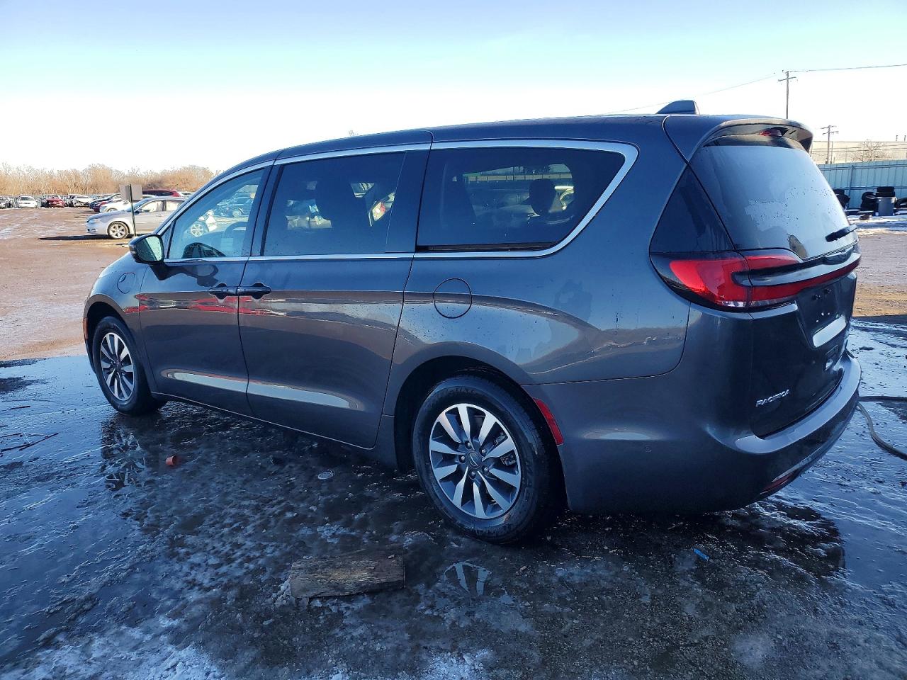 2022 Chrysler Pacifica VIN 2C4RC1L7XNR122732 photo 2