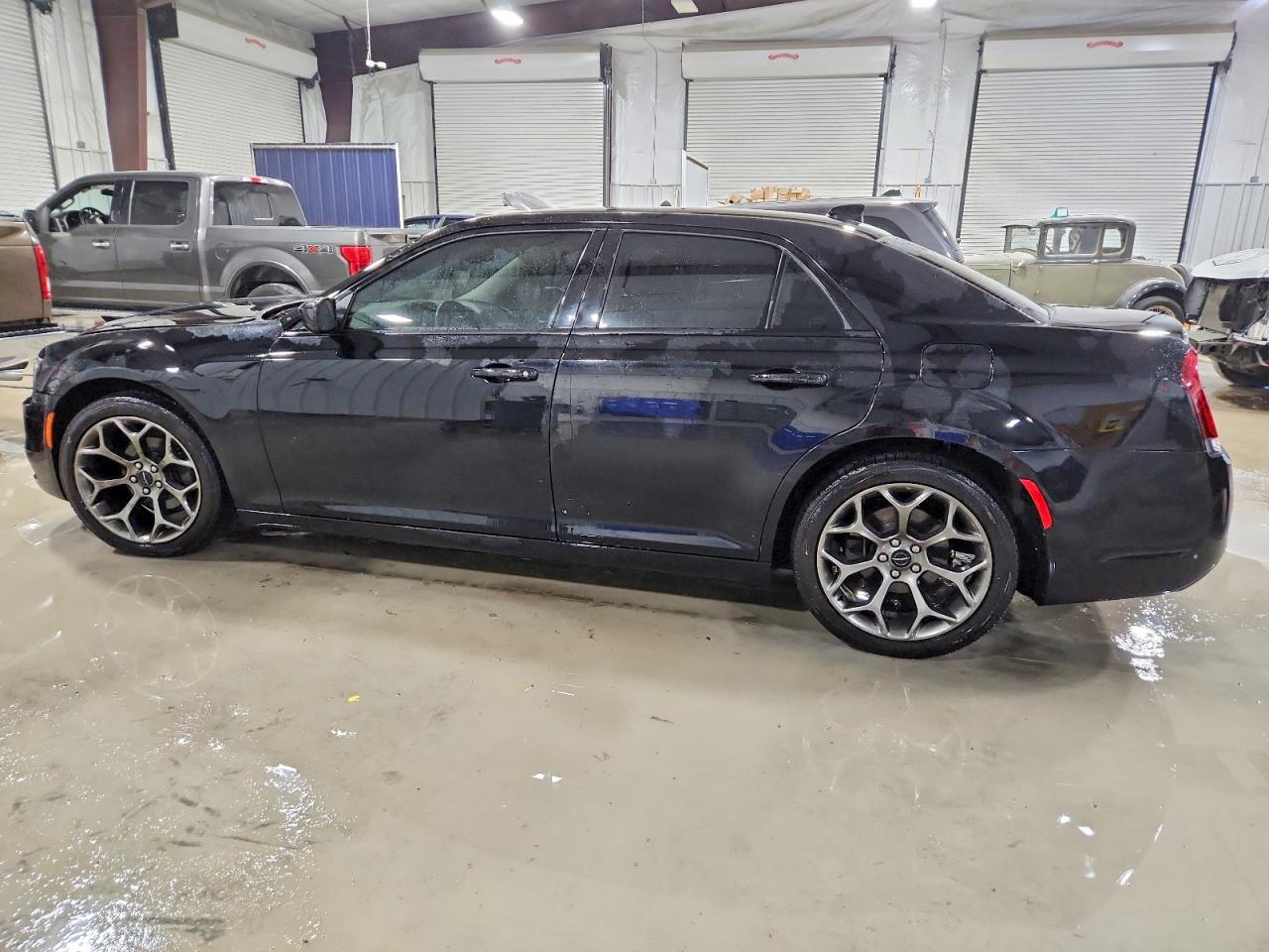 2018 Chrysler 300 VIN 2C3CCAAG0JH320989 photo 2