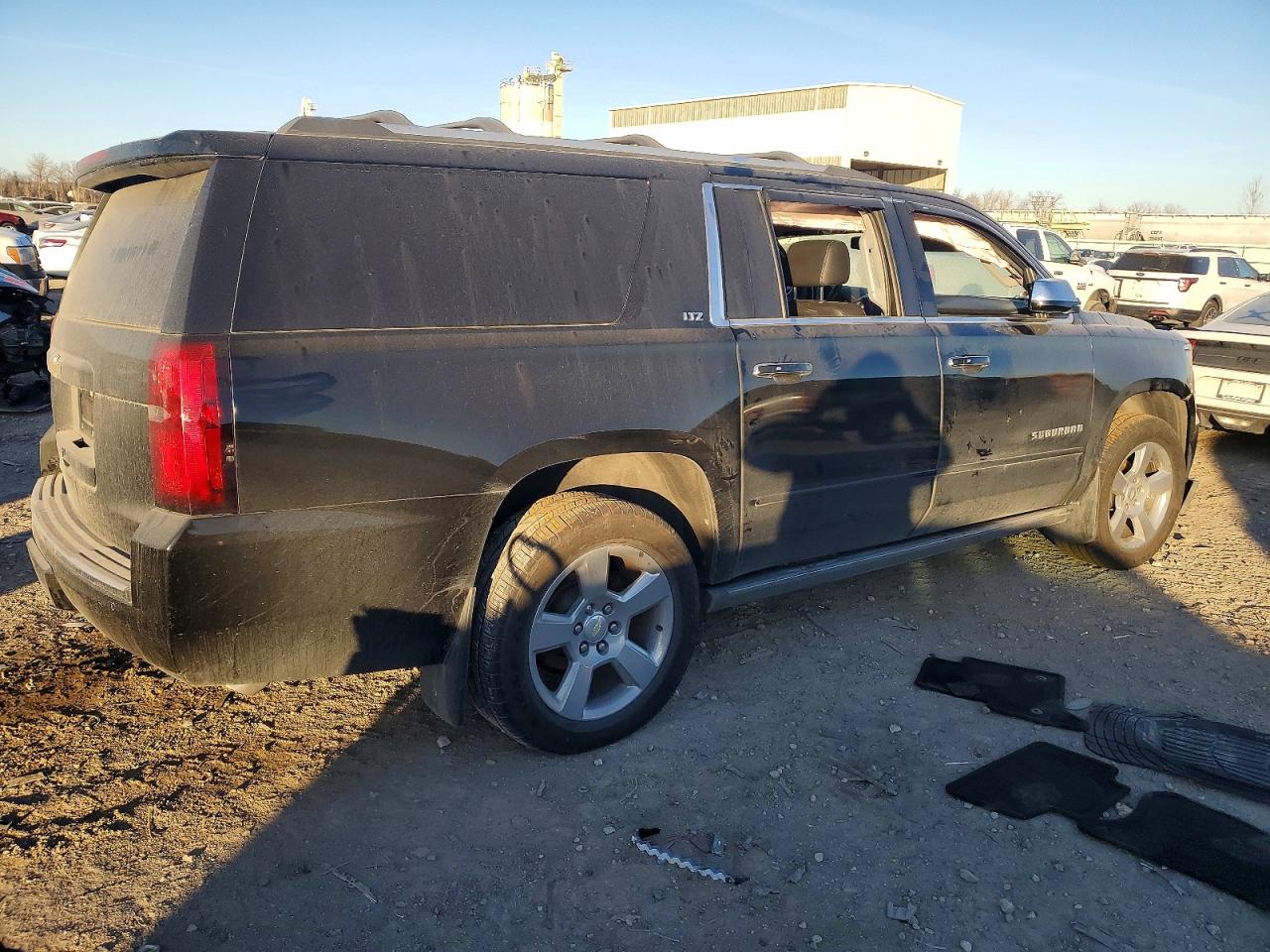2015 Chev Suburban VIN 1GNSKKKC9FR641939 photo 3