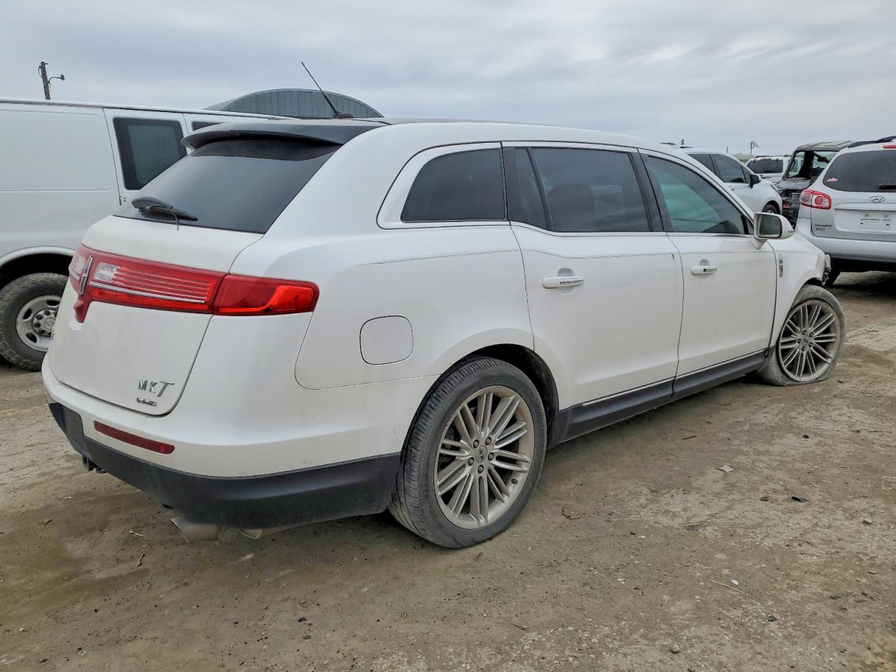 2015 Lincoln Mkt VIN 2LMHJ5AT5FBL01196 photo 3