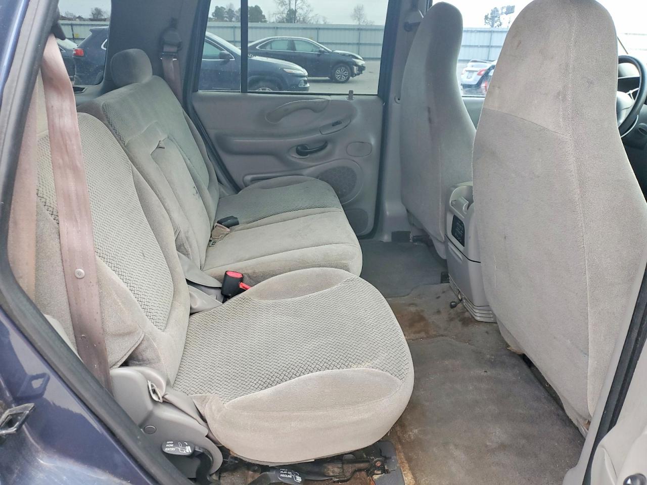 2002 Ford Expedition VIN 1FMRU16W62LA91379 photo 11