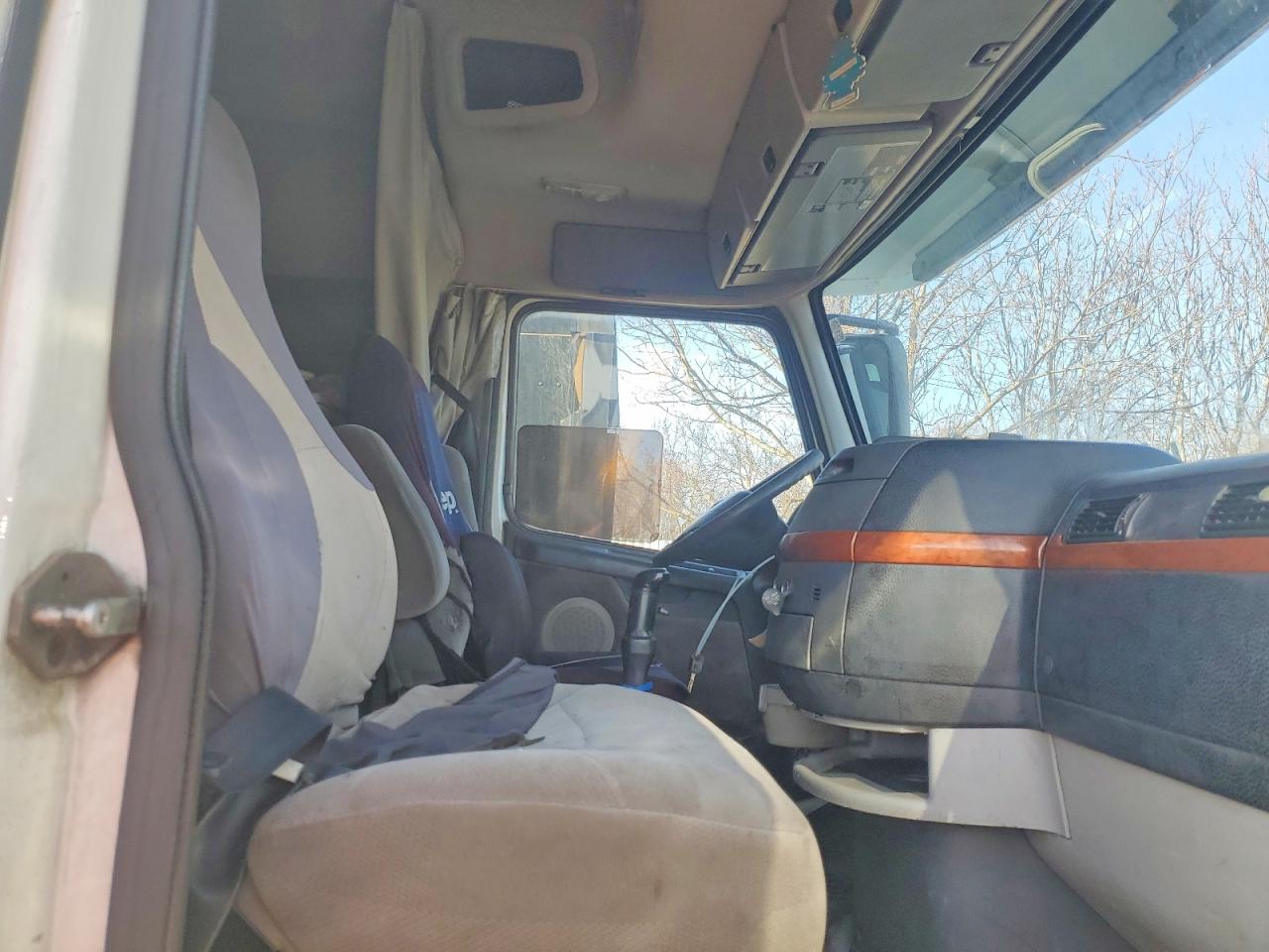 2005 VOLVO Vn VIN 4V4NC9TH85N387057 photo 5