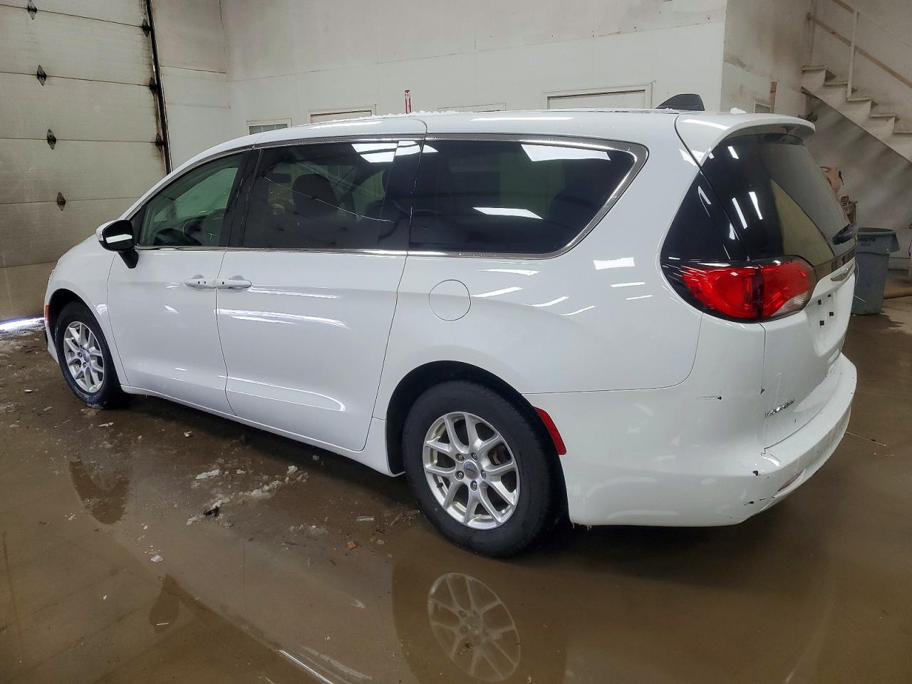 2022 Chrysler Minivan VIN 2C4RC1CG3NR103424 photo 2