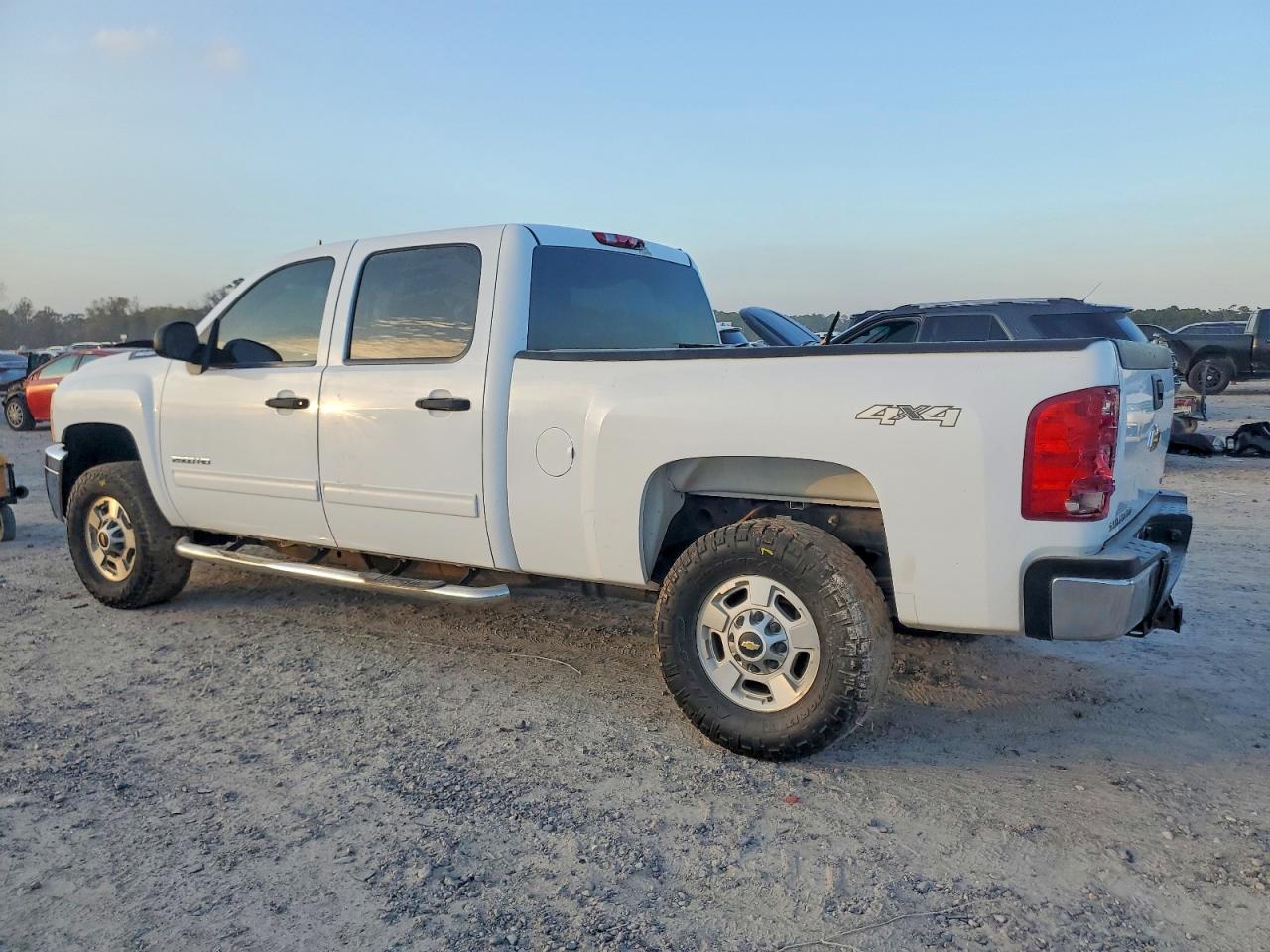 2014 Chevrolet All models VIN 1GC1KXE81EF165615 photo 2