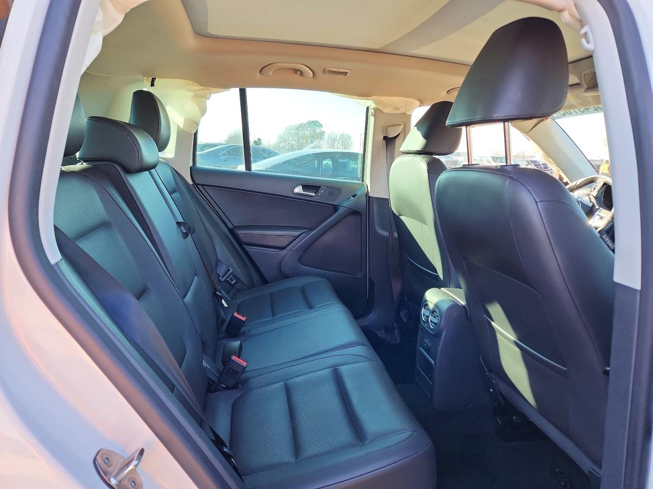 2017 Volkswagen Tiguan VIN WVGSV7AX4HK009746 photo 11