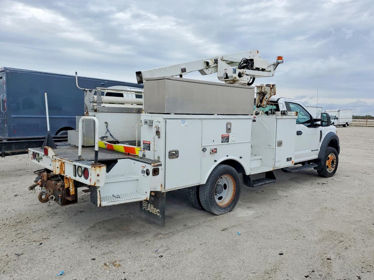 2017 Ford F550 VIN 1FDUF5GT4HEB94166 photo 4
