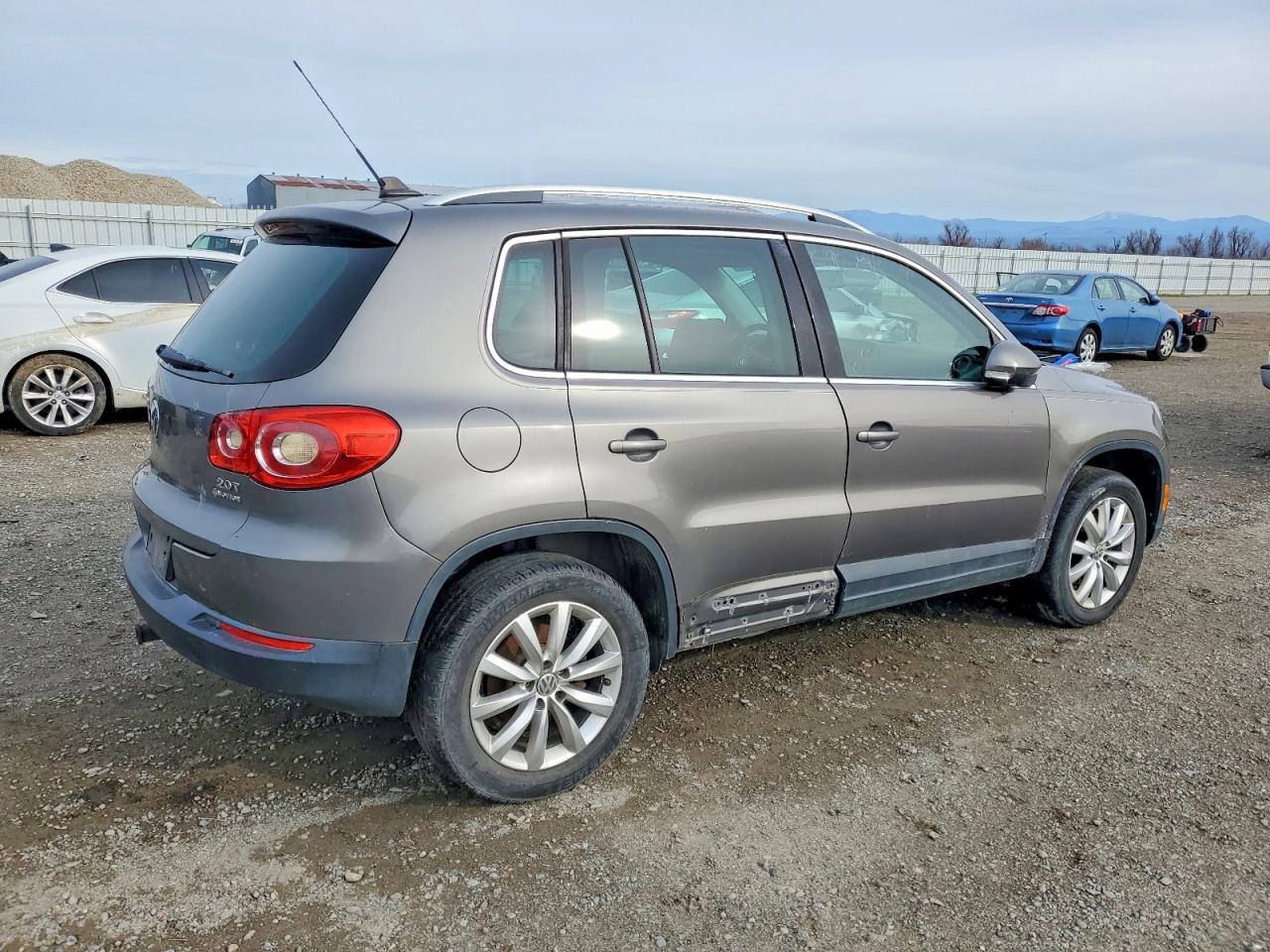 2011 Volkswagen Tiguan VIN WVGBV7AX1BW552908 photo 3