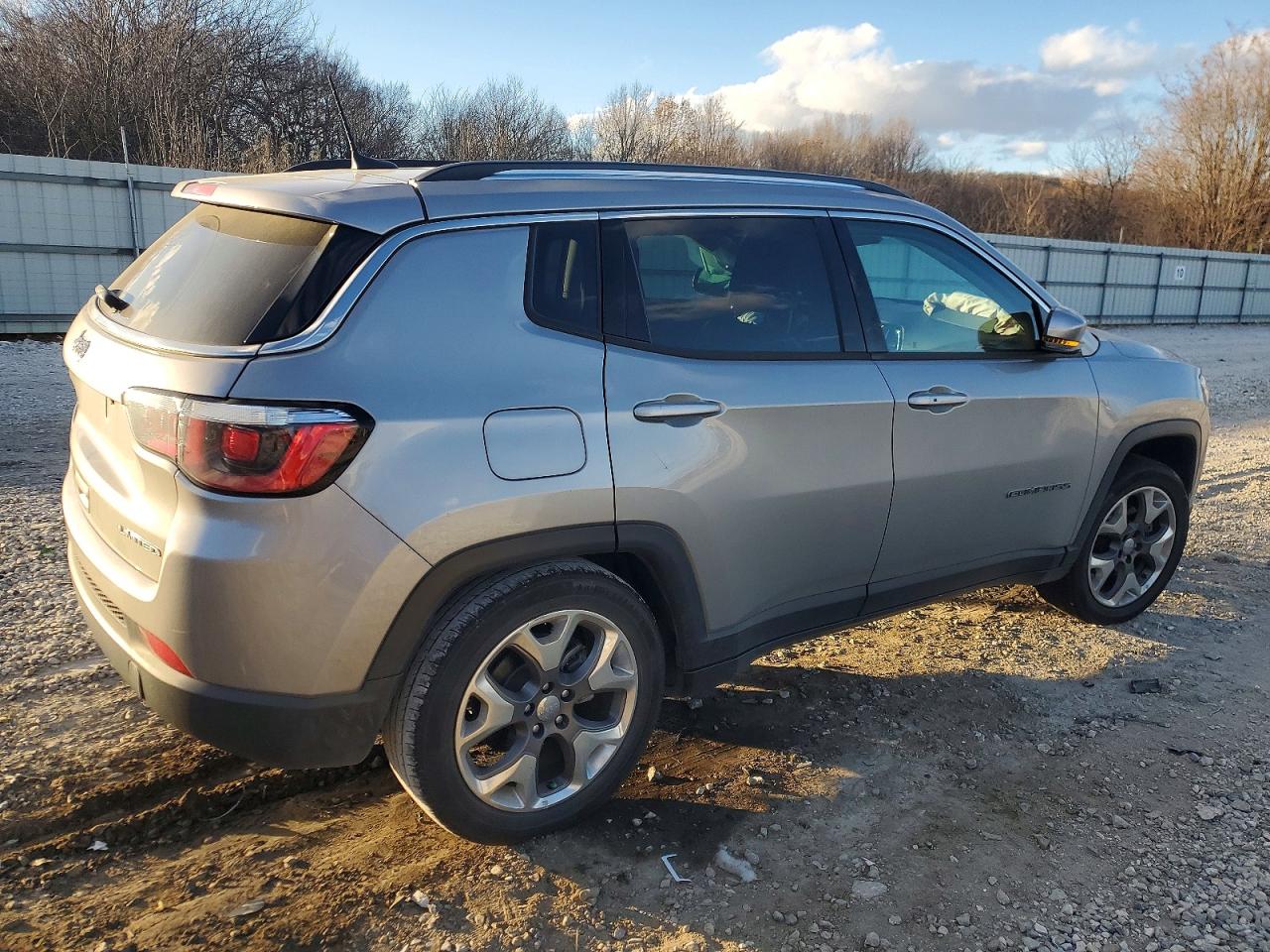 2020 Jeep Compass VIN 3C4NJCCB7LT122556 photo 3