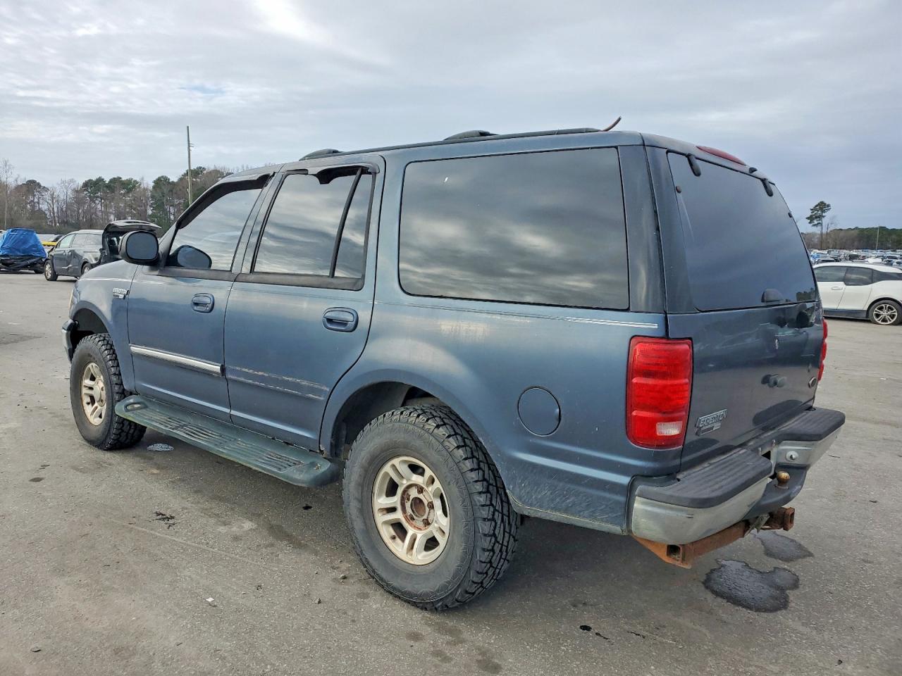 2002 Ford Expedition VIN 1FMRU16W62LA91379 photo 2