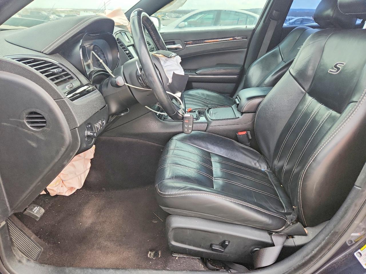2019 Chrysler 300 VIN 2C3CCABG7KH537827 photo 7