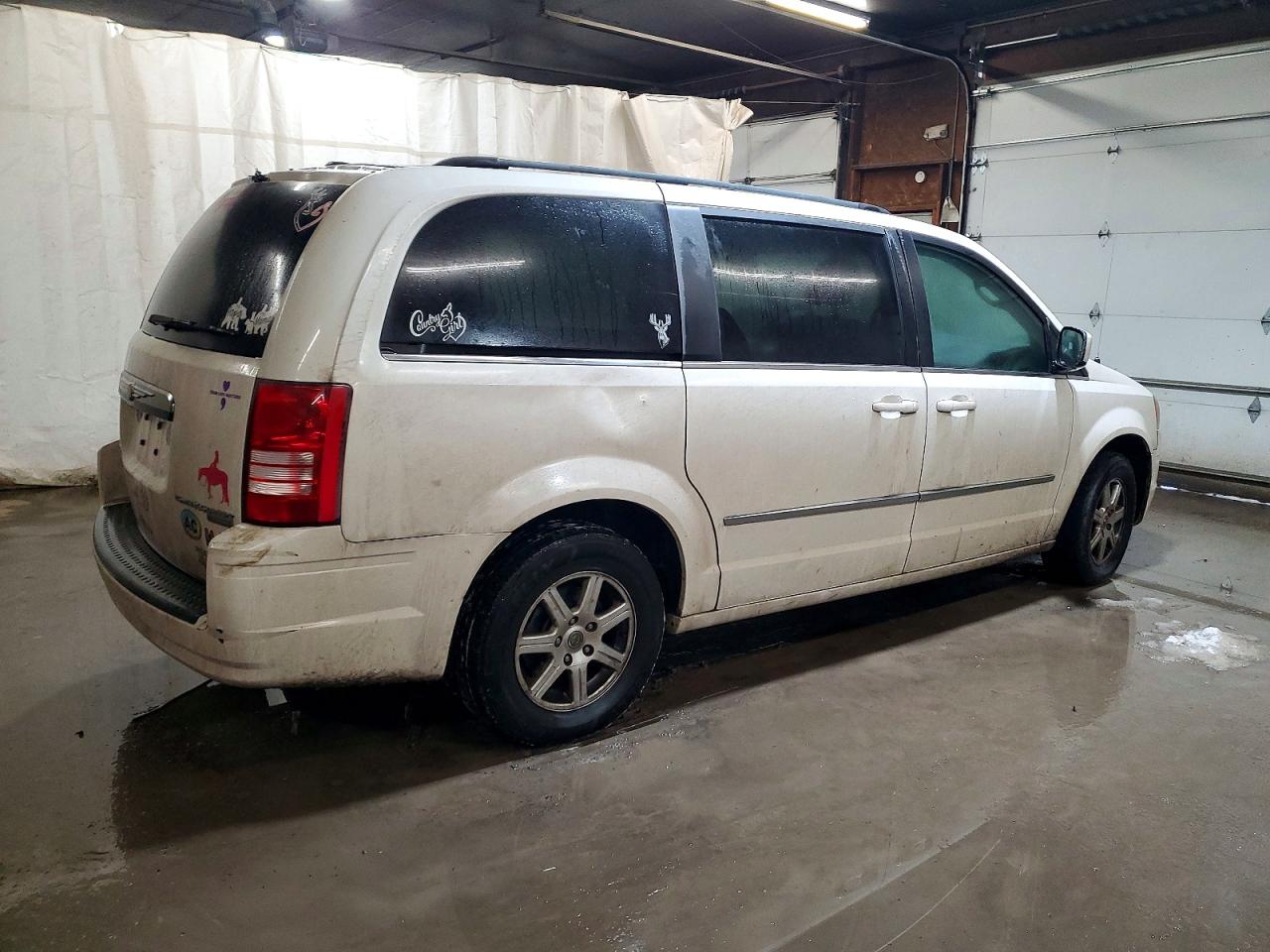 2010 Chrysler Minivan VIN 2A4RR5D14AR232275 photo 3