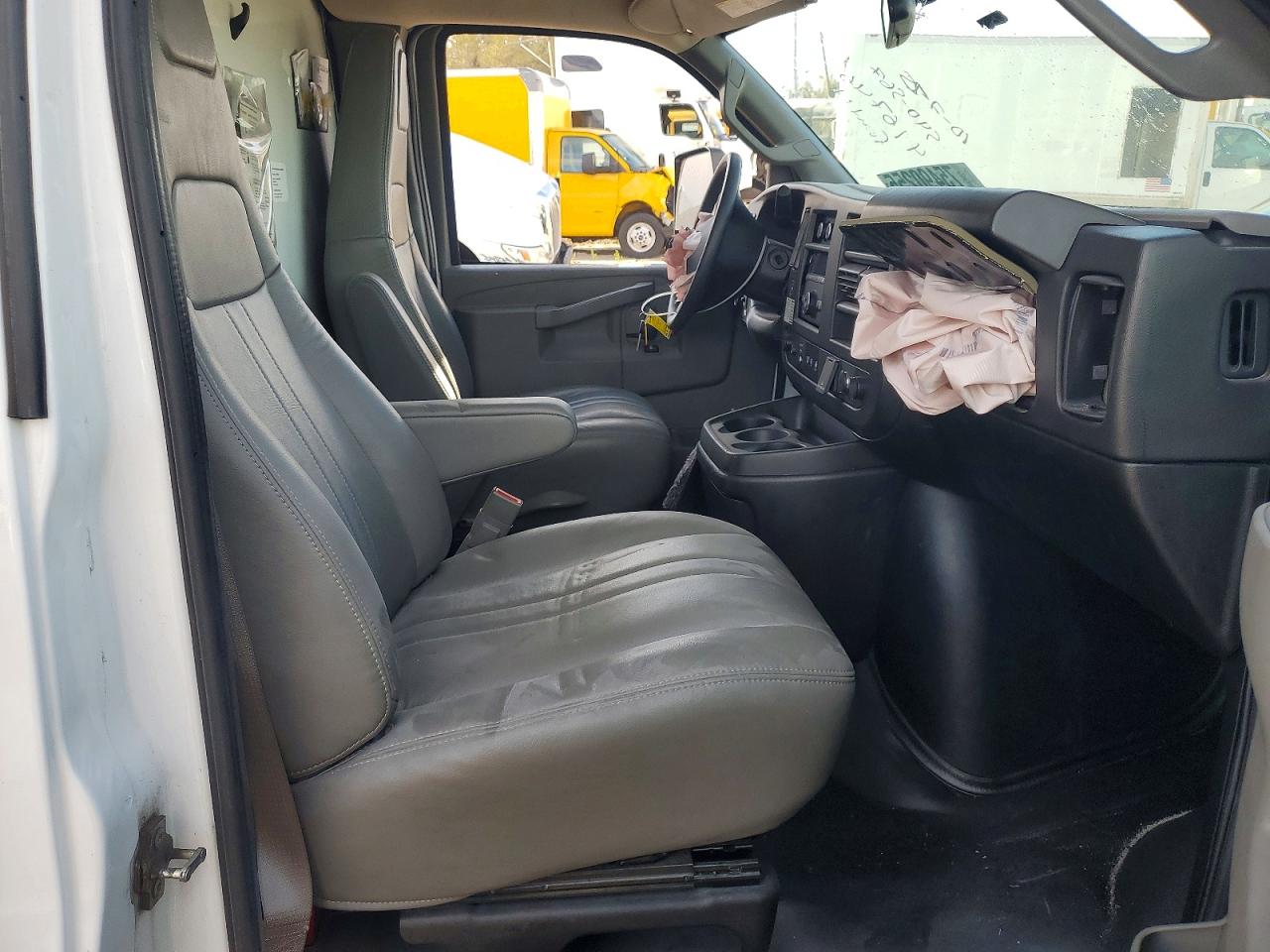 2022 GMC Savana VIN 7GZ37TC75NN010524 photo 11