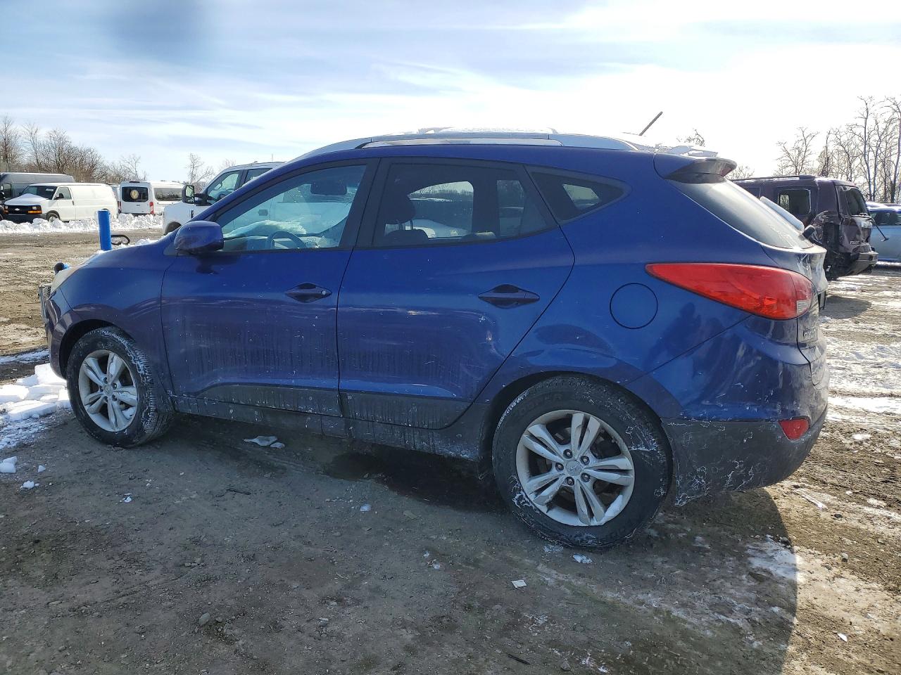 2011 Hyundai Tucson VIN KM8JUCAC5BU132164 photo 2