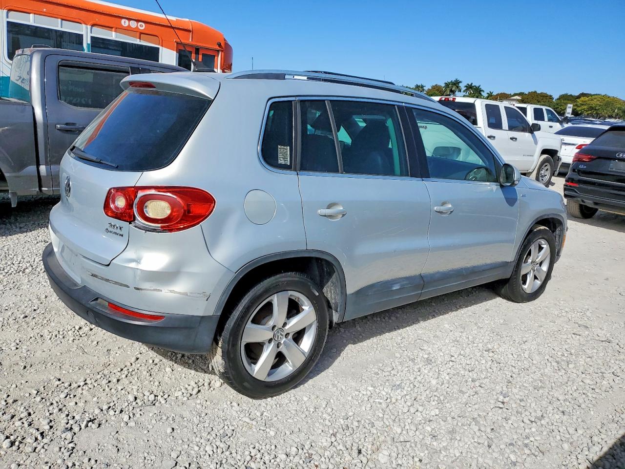 2010 Volkswagen Tiguan VIN WVGBV7AX9AW521775 photo 3