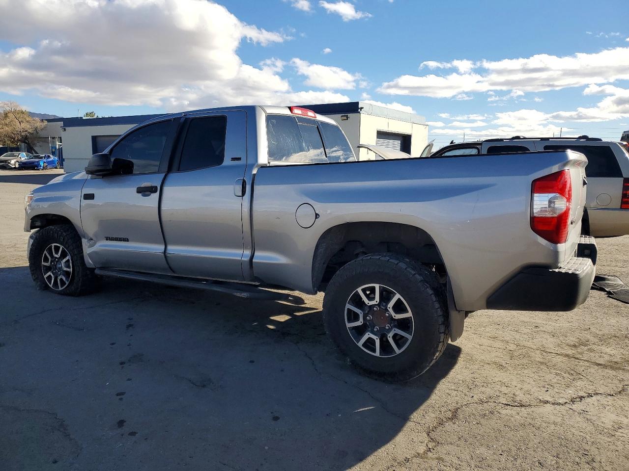 2015 Toyota Tundra VIN 5TFUW5F15FX445444 photo 2
