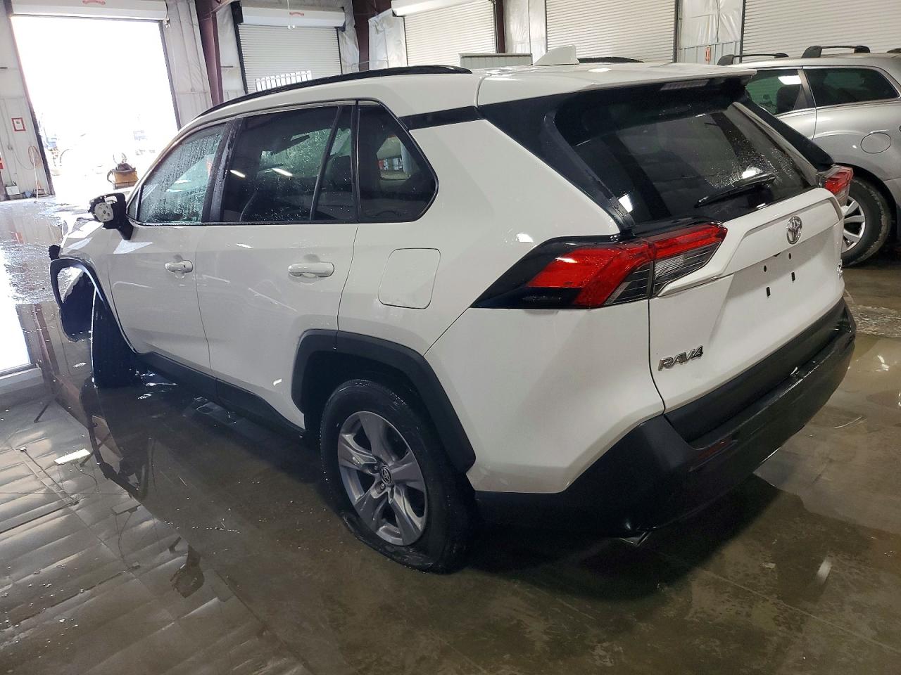 2024 Toyota Rav4 VIN 2T3P1RFV4RC395930 photo 2
