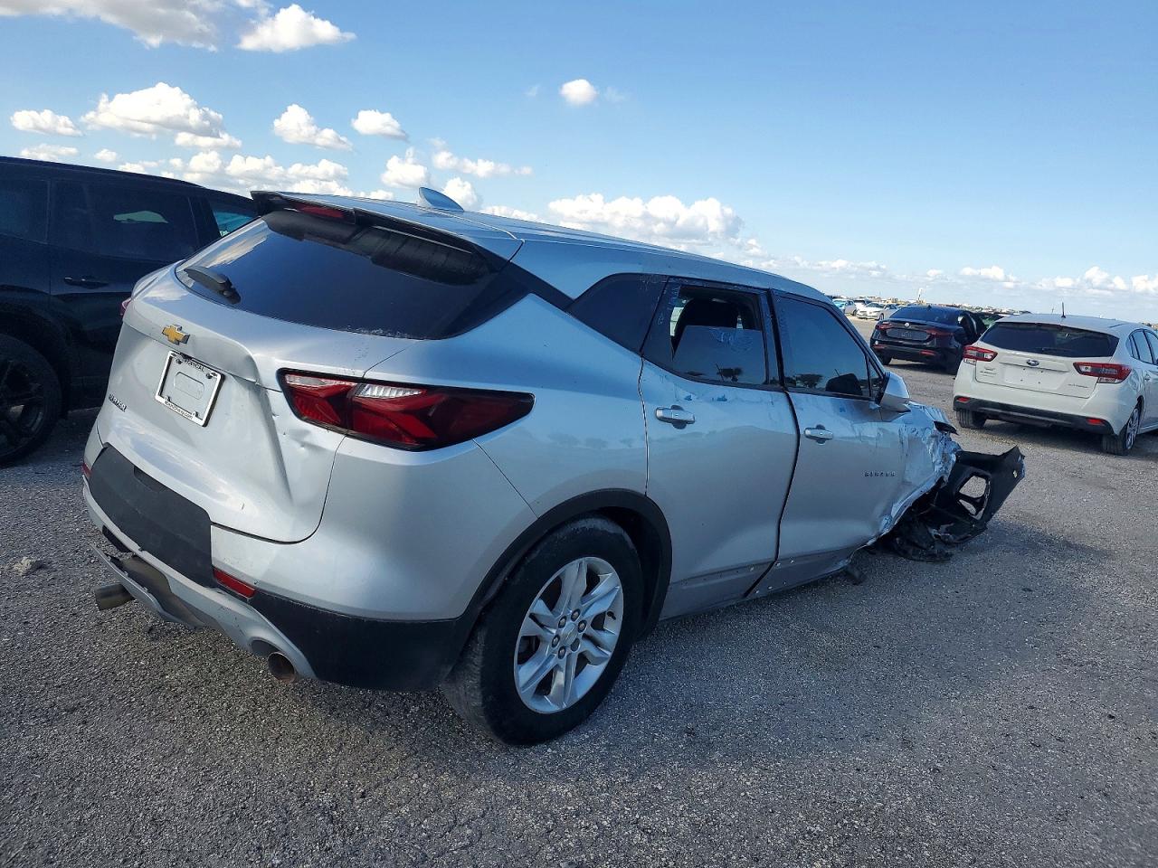 2021 Chevrolet Blazer VIN 3GNKBBRA8MS576113 photo 3