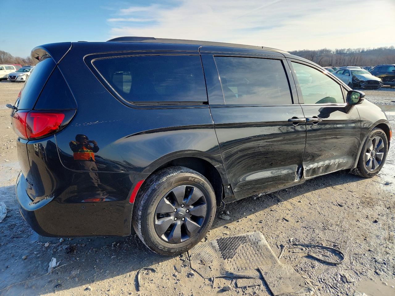 2020 Chrysler Pacifica VIN 2C4RC1N78LR143475 photo 3