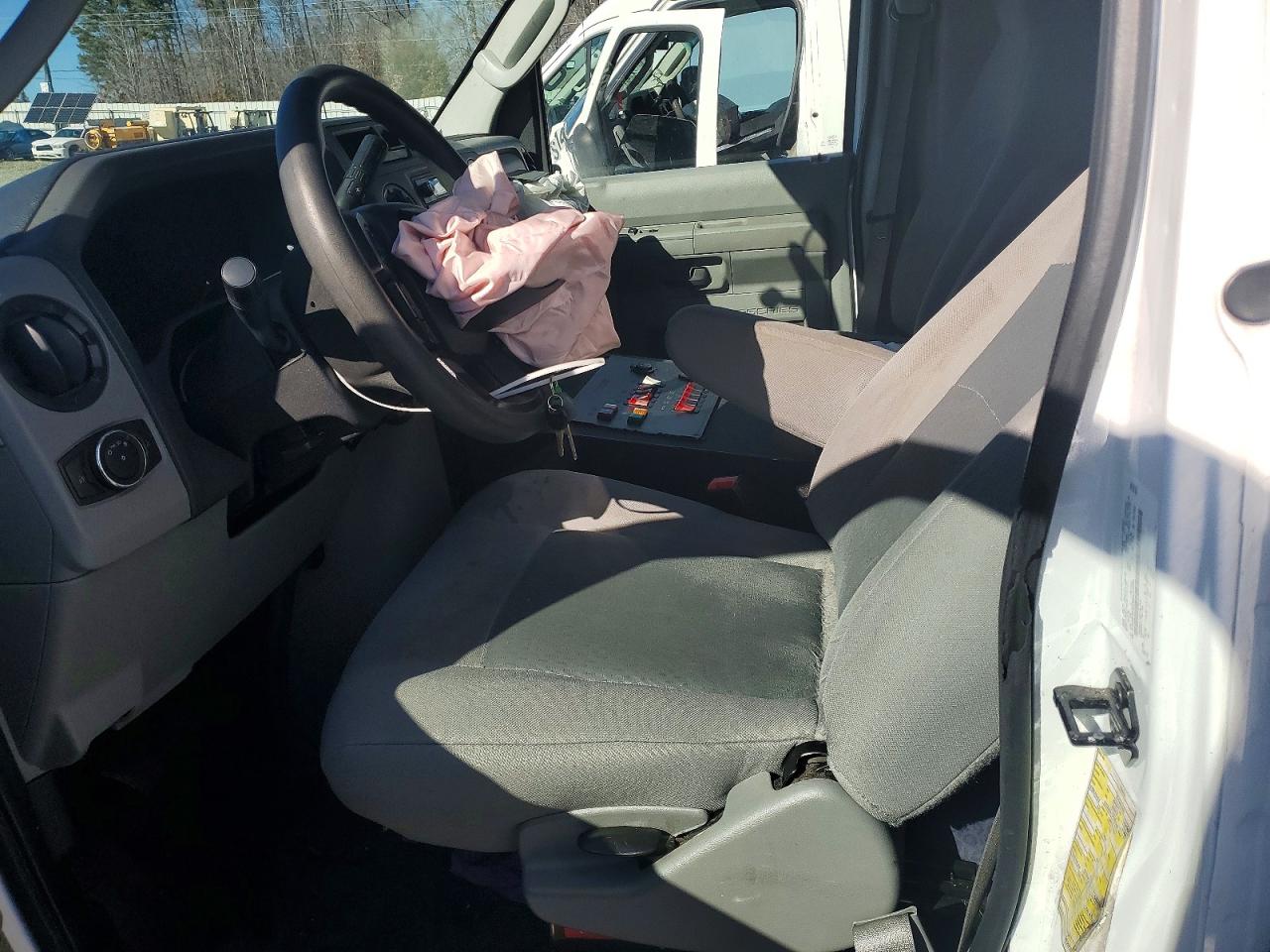2022 Ford Econoline VIN 1FDXE4FN4NDC27259 photo 7
