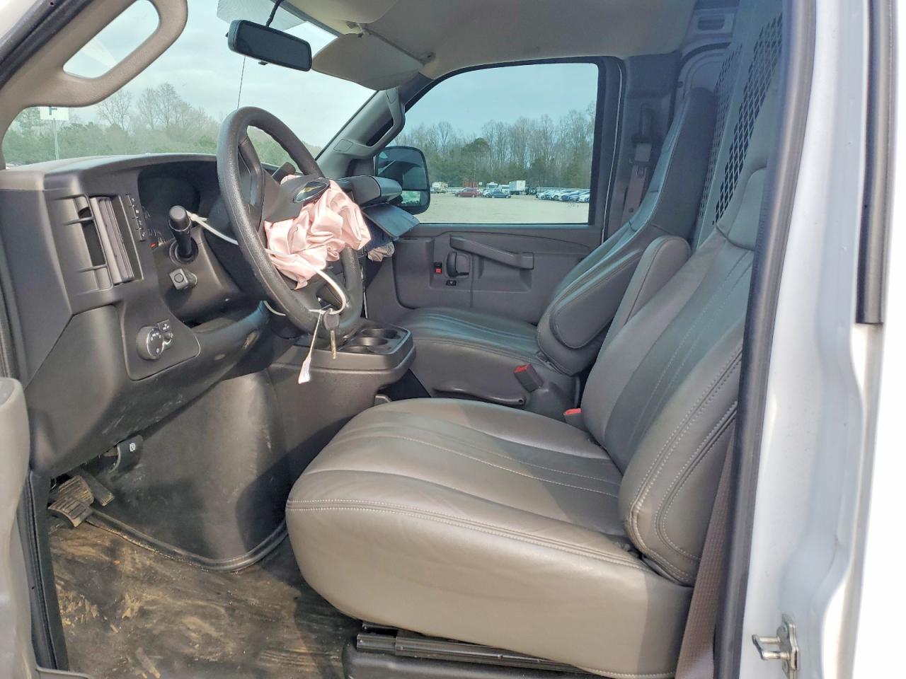 2023 Chevy Express VIN 1GCWGAFP1P1229677 photo 7