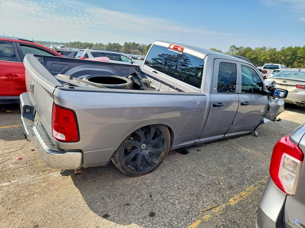 2019 Ram 1500 VIN 1C6RR6FG9KS629274 photo 3
