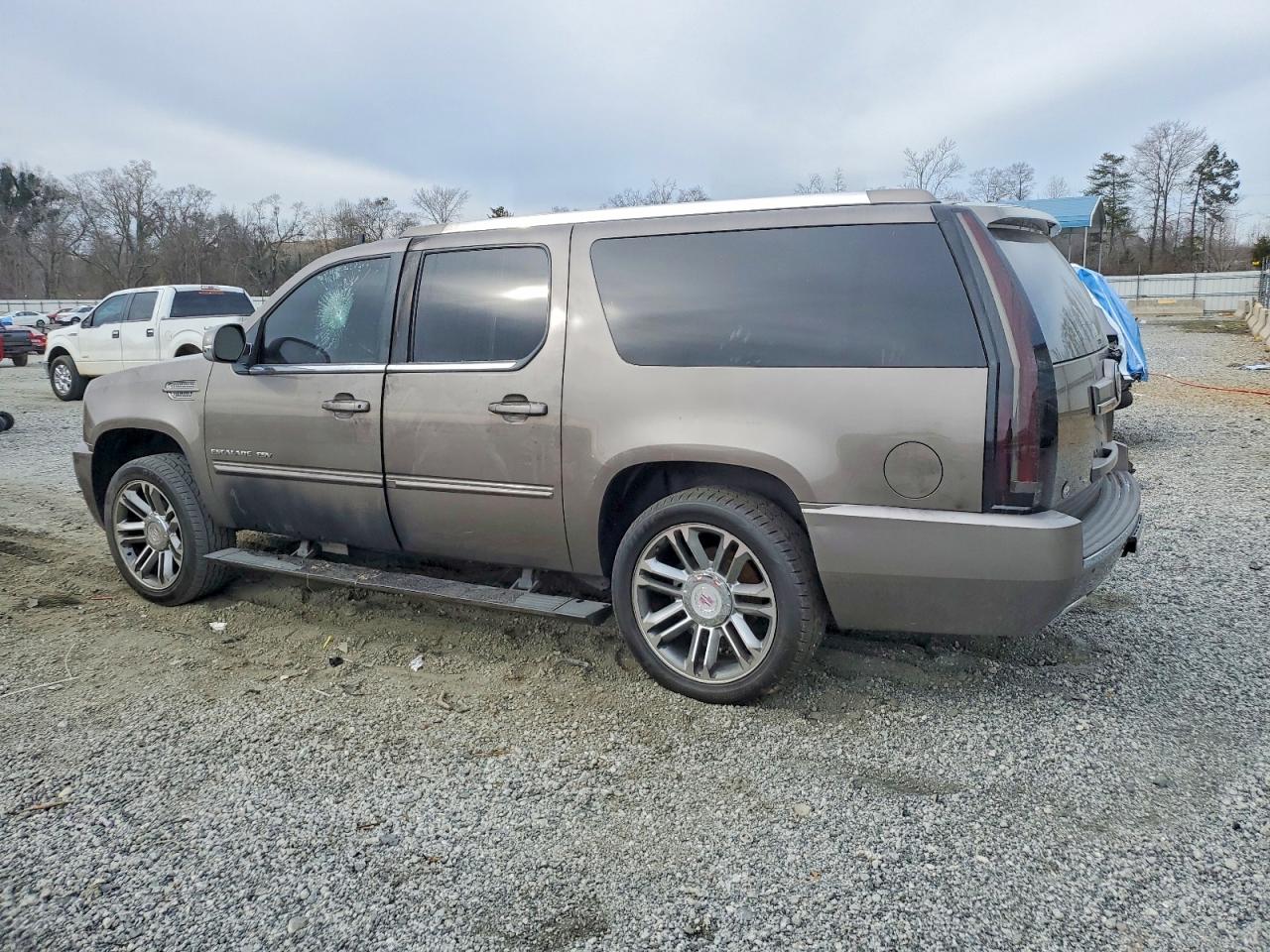 2013 Cadillac Escalade VIN 1GYS3JEF8DR172260 photo 2