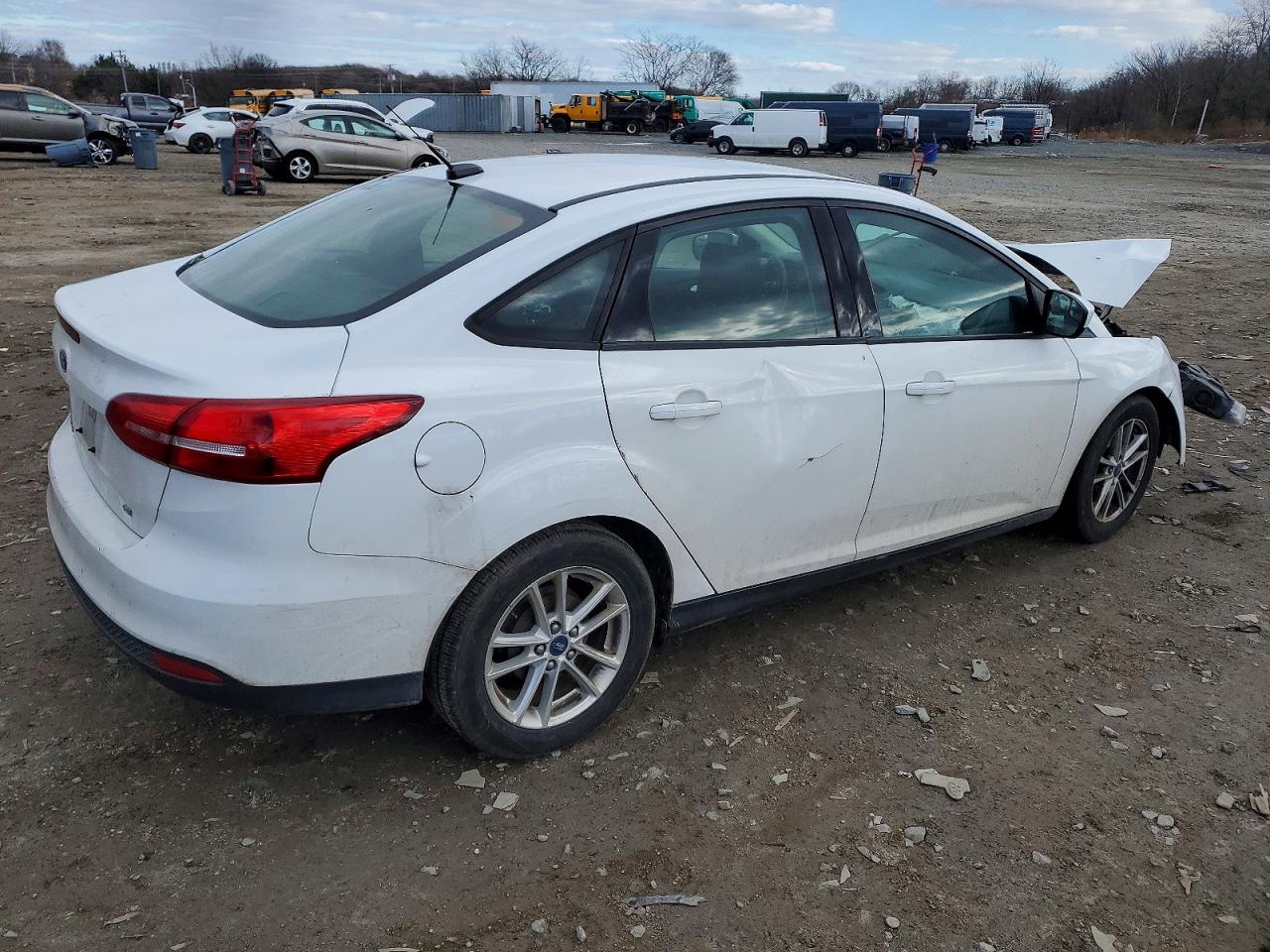 2018 Ford Focus VIN 1FADP3F23JL206071 photo 3