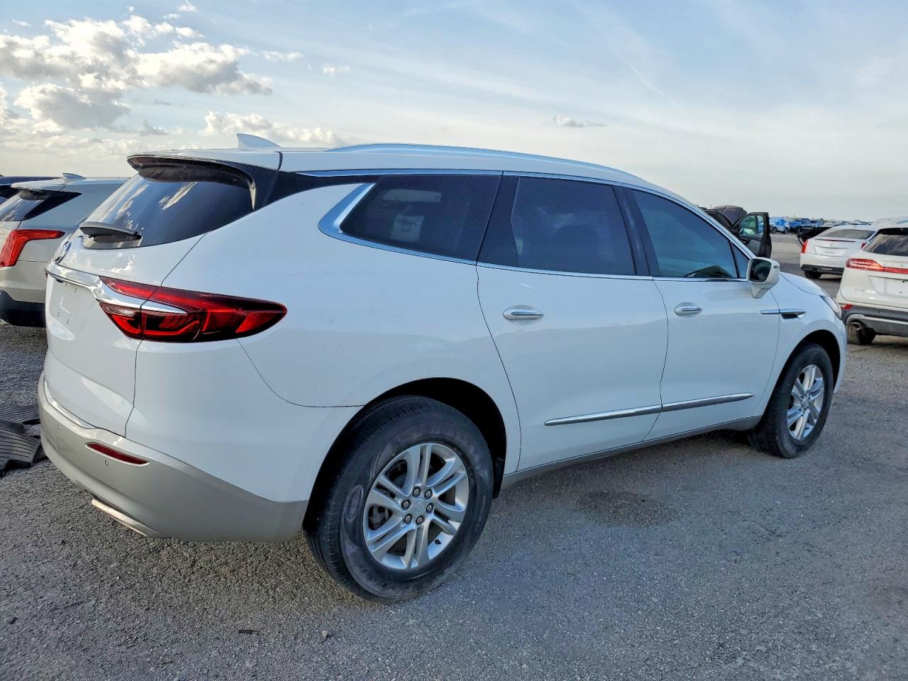 2020 Buick Enclave VIN 5GAERBKW6LJ132995 photo 3