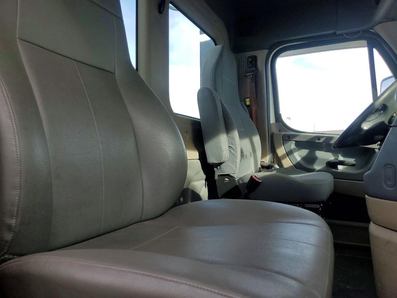 2016 FREIGHTLINER All other VIN 1FUJGEDV6GLHC5914 photo 6