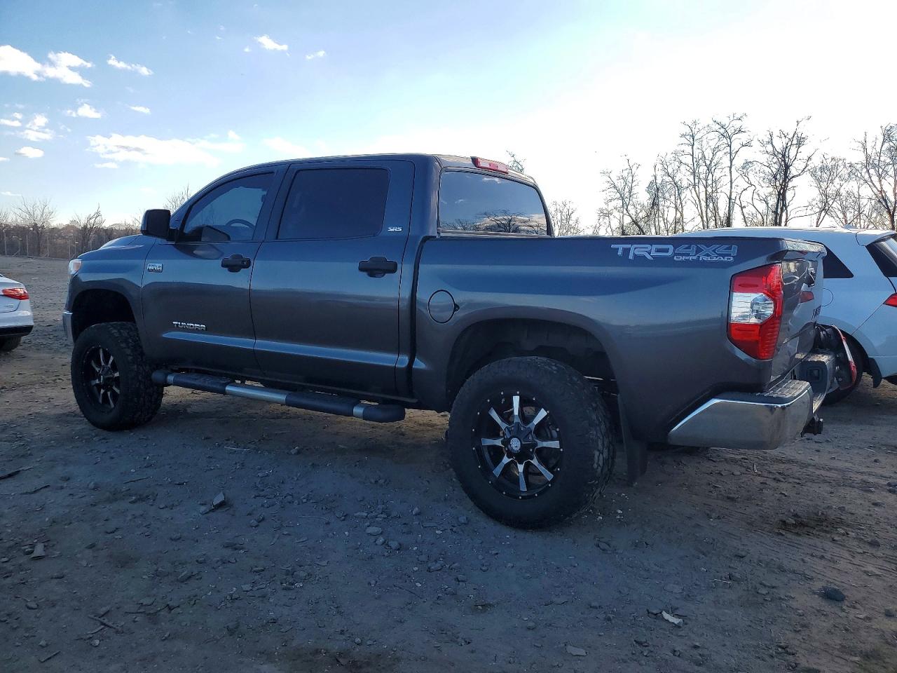 2015 Toyota Tundra VIN 5TFDY5F11FX483635 photo 2