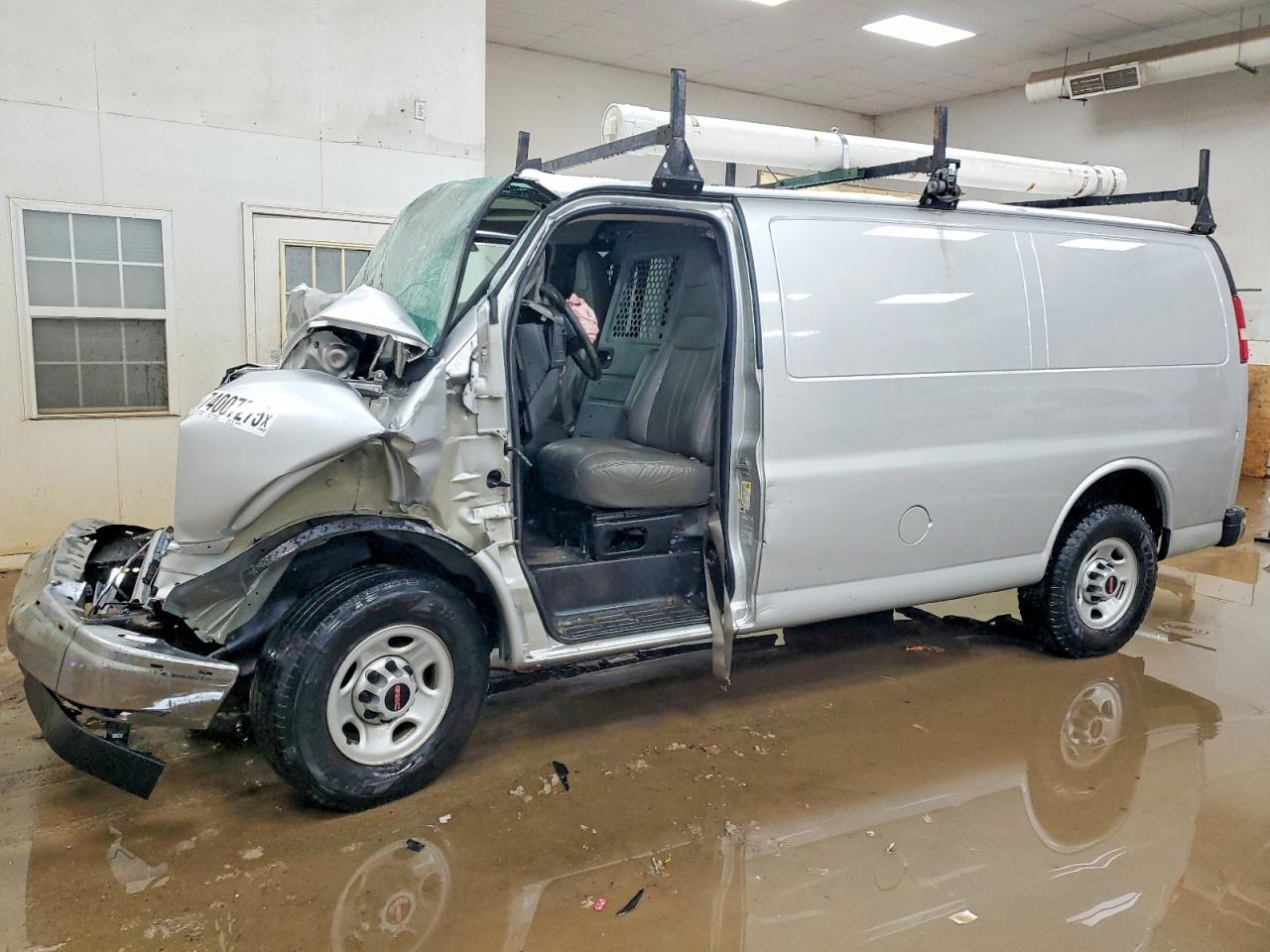 2018 GMC Savana VIN 1GTW7AFP0J1185470 photo 1