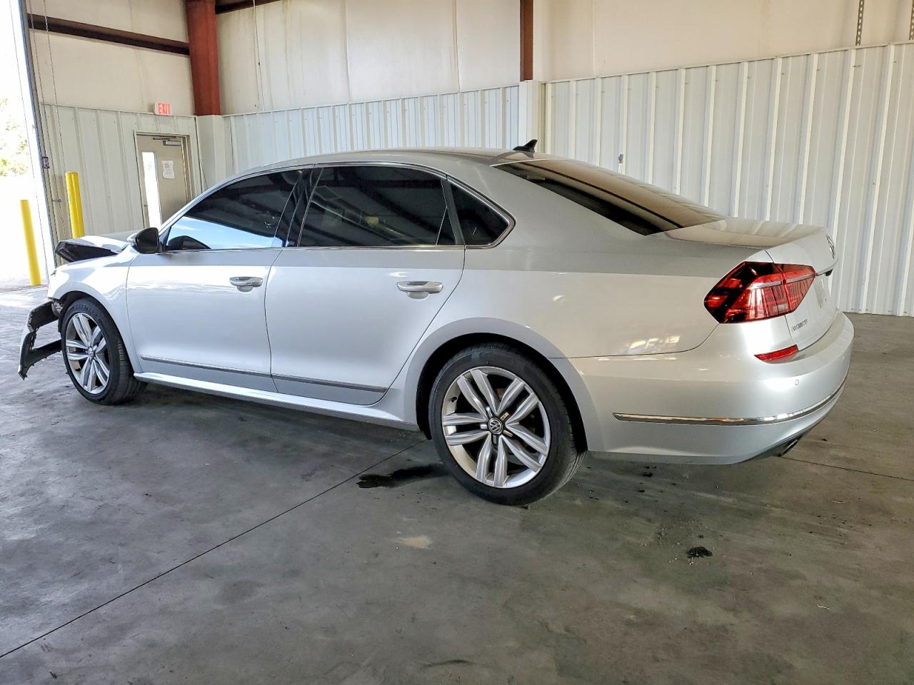 2017 Volkswagen Passat VIN 1VWGT7A3XHC063136 photo 2