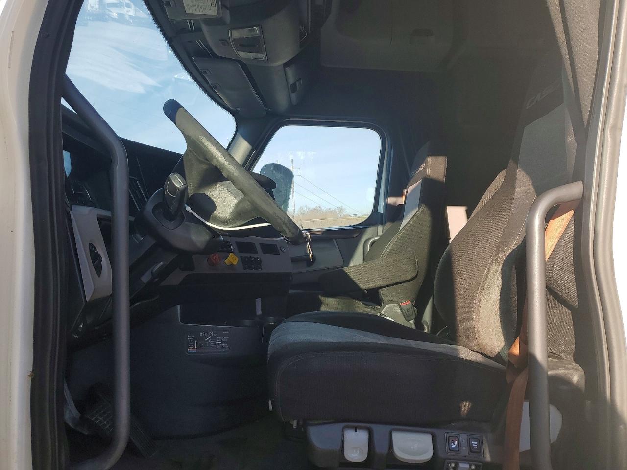 2019 FREIGHTLINER All other VIN 3AKJHHDR6KSKT6574 photo 5