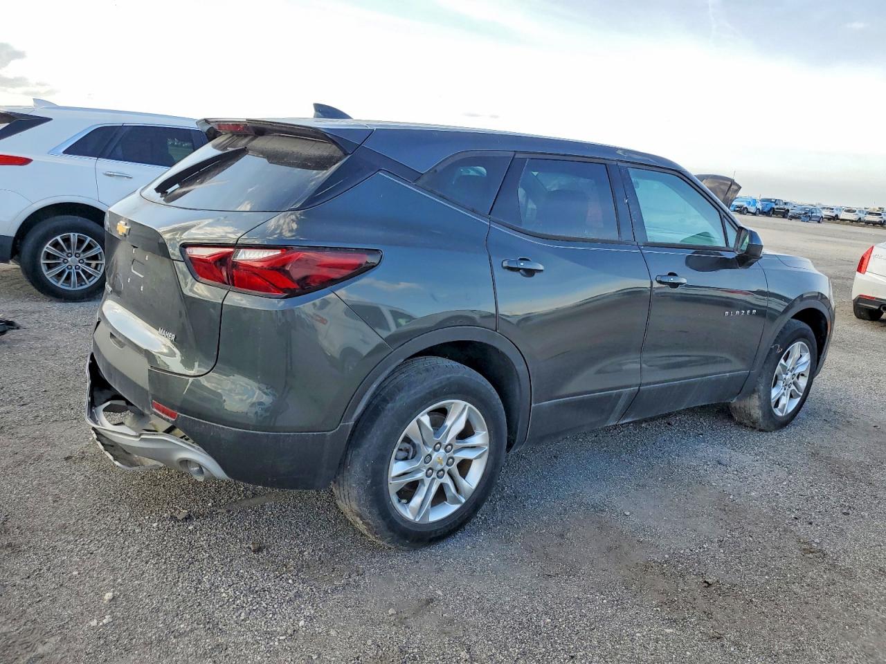 2019 Chevrolet Blazer VIN 3GNKBBRA2KS685499 photo 3