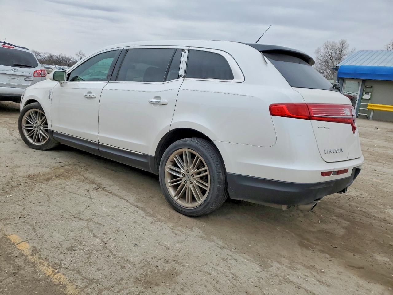 2015 Lincoln Mkt VIN 2LMHJ5AT5FBL01196 photo 2