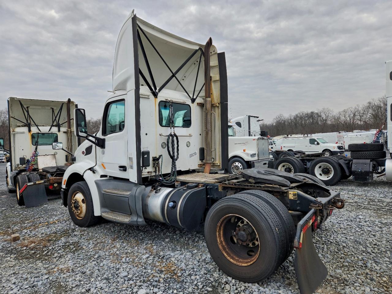 2017 PETERBILT All models VIN 1XPBA48X8HD428853 photo 3