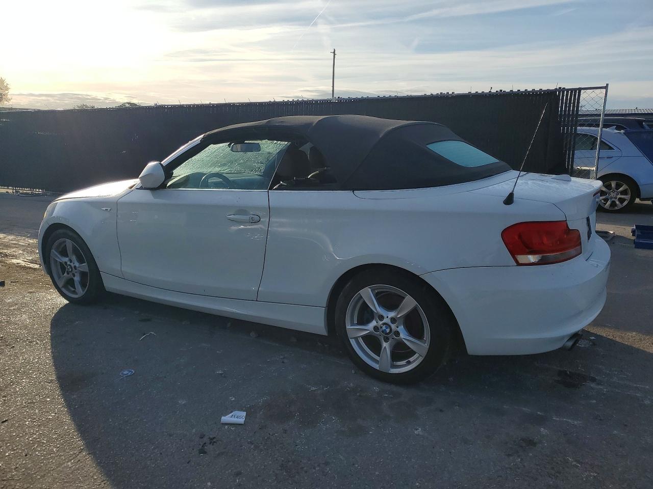 2013 BMW 1 series VIN WBAUL7C57DVM83825 photo 2