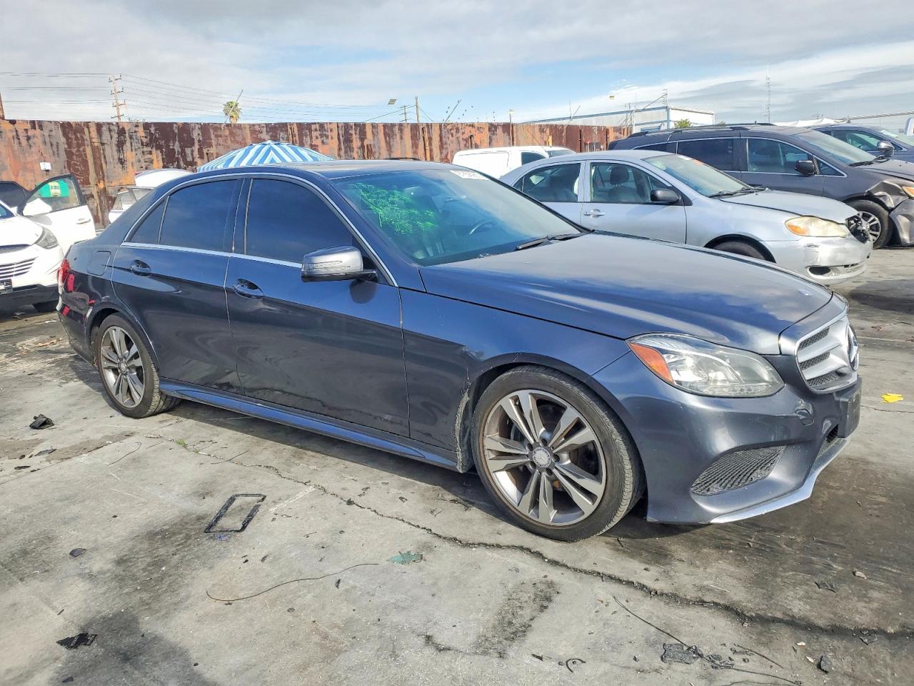 2015 Mercedes-Benz E-class VIN WDDHF5KB0FB091352 photo 4