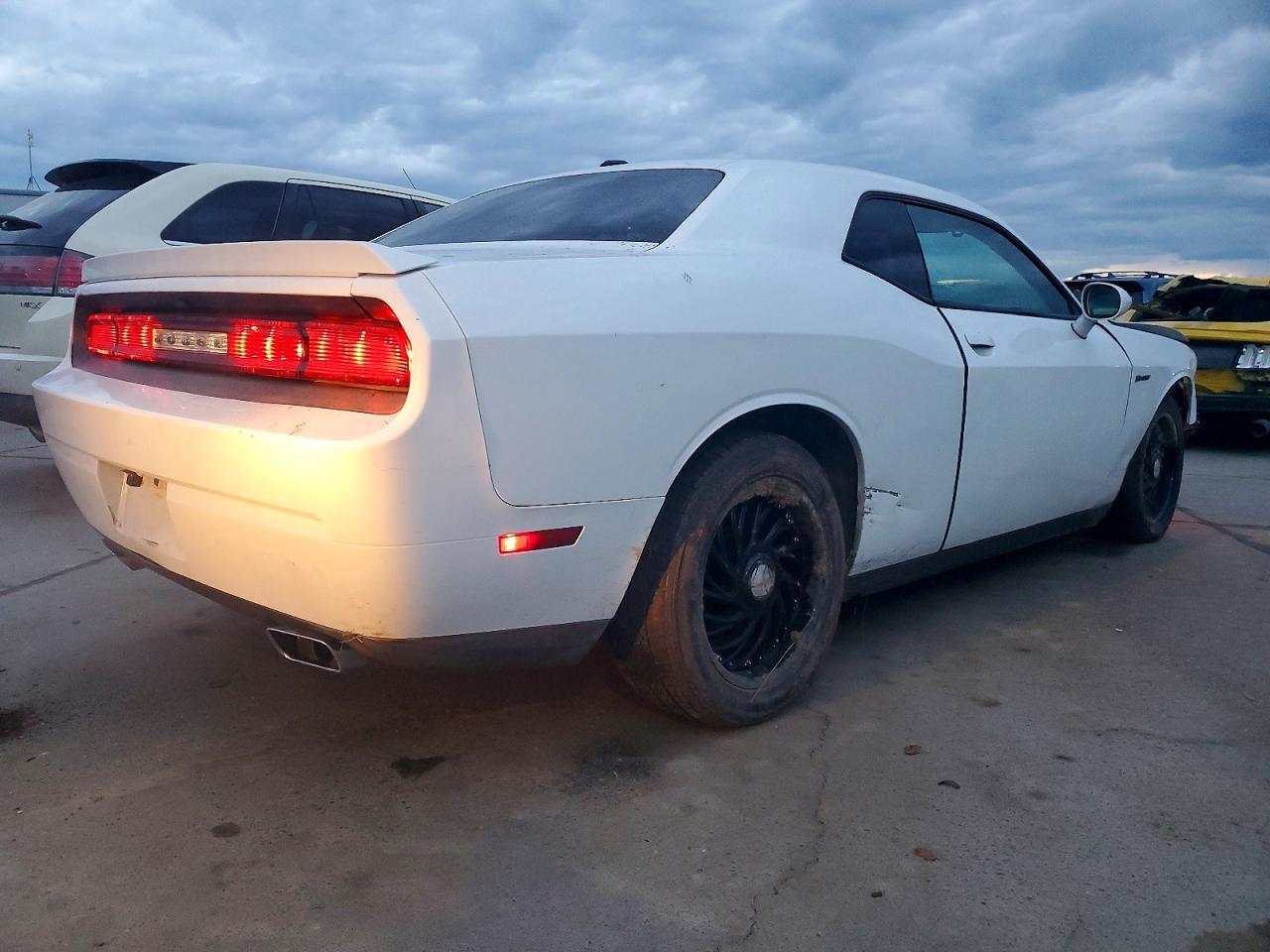 2014 Dodge Challenger VIN 2C3CDYBT4EH231837 photo 3