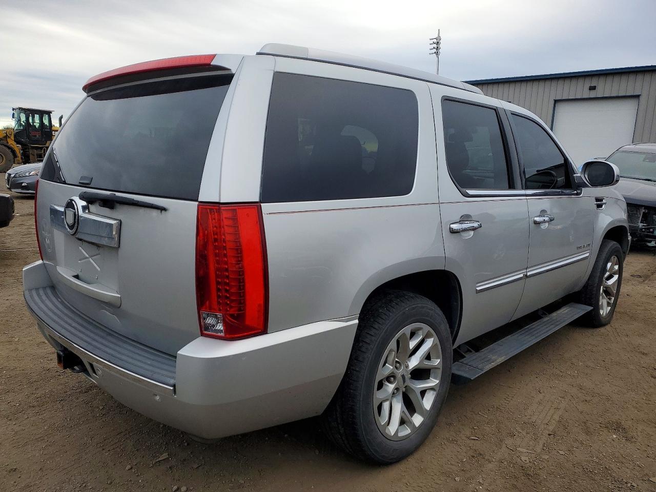 2011 Cadillac Escalade VIN 1GYS3CEF4BR164407 photo 3