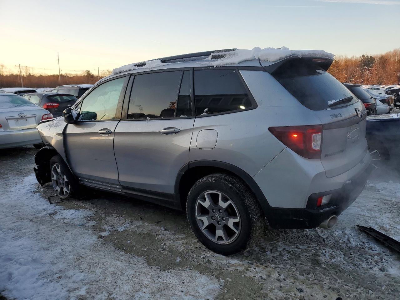2023 Honda Passport VIN 5FNYF8H66PB002467 photo 2