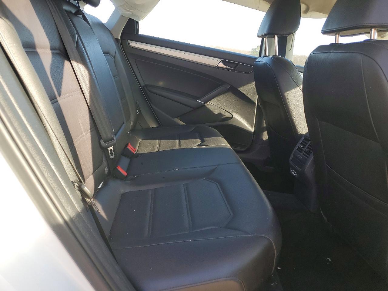 2019 Volkswagen Passat VIN 1VWLA7A32KC008787 photo 10