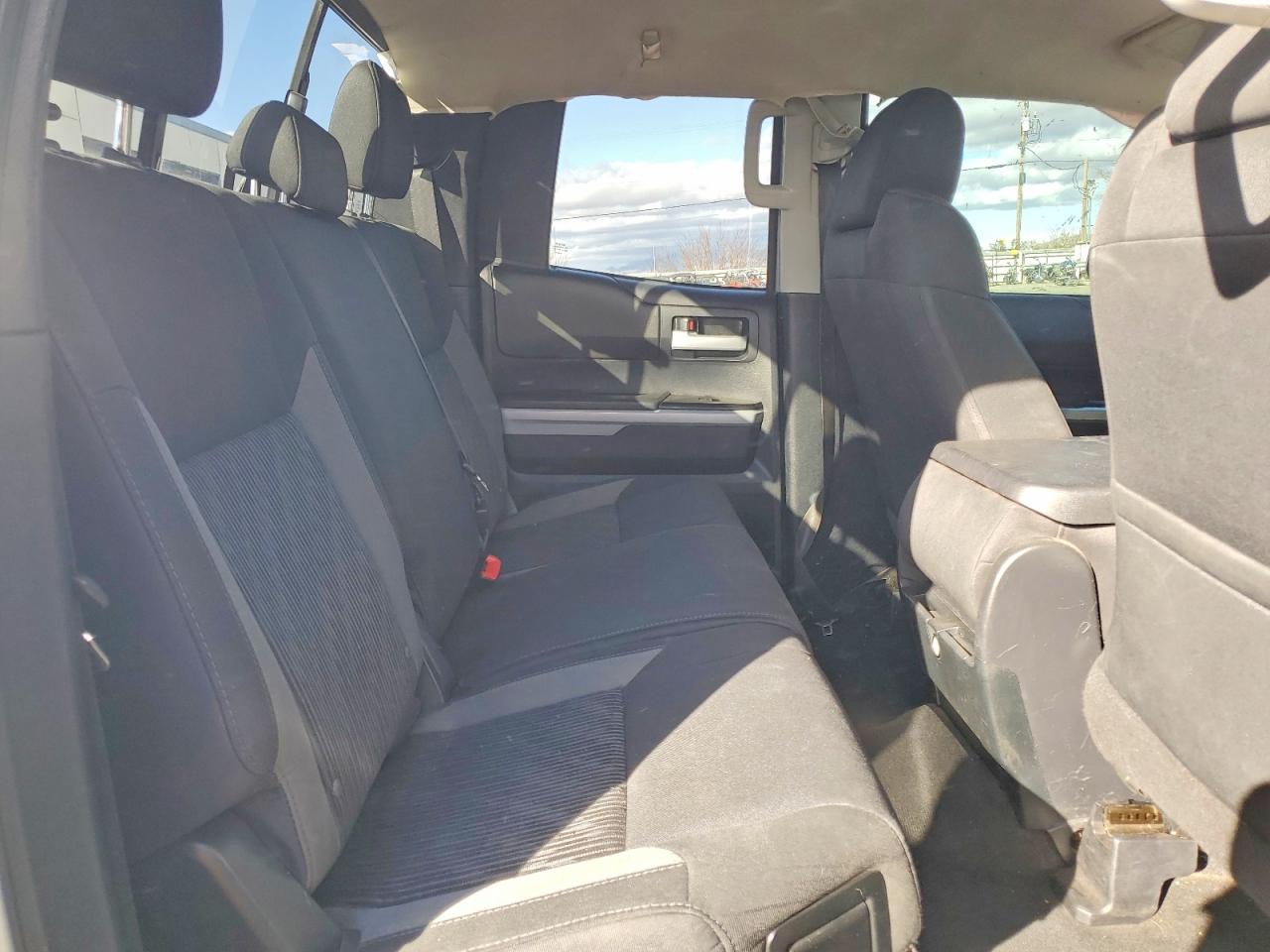 2015 Toyota Tundra VIN 5TFUW5F15FX445444 photo 10