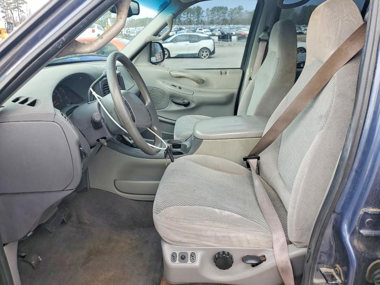 2002 Ford Expedition VIN 1FMRU16W62LA91379 photo 7