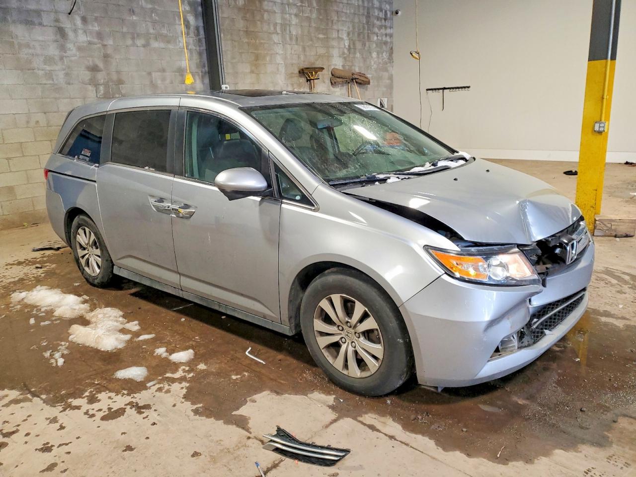 2017 Honda Odyssey VIN 5FNRL5H61HB019724 photo 4