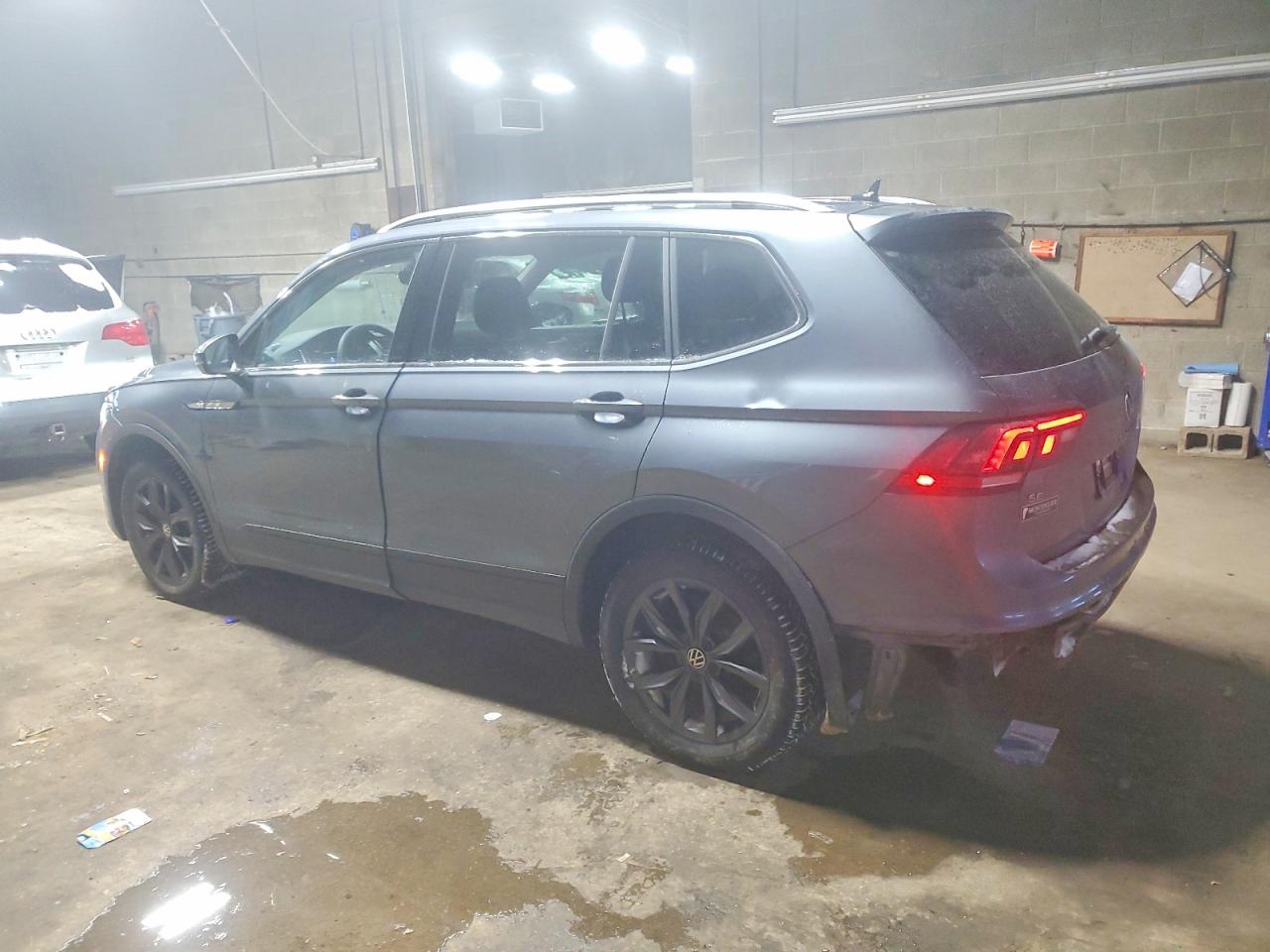 2022 Volkswagen Tiguan VIN 3VV2B7AX7NM153231 photo 2