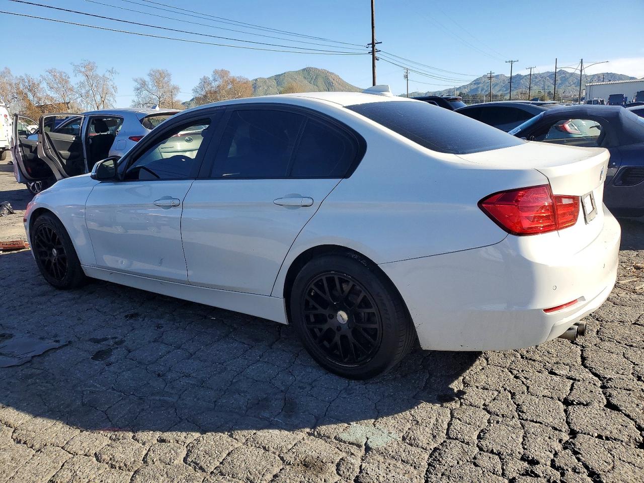 2015 BMW 3 series VIN WBA3C1C53FP854012 photo 2