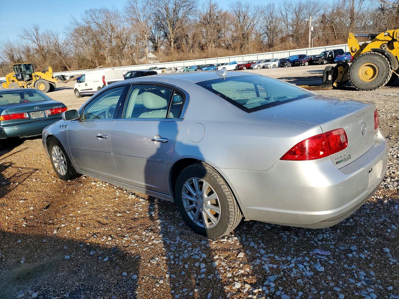 2011 Buick Lucerne VIN 1G4HC5EM5BU152351 photo 2