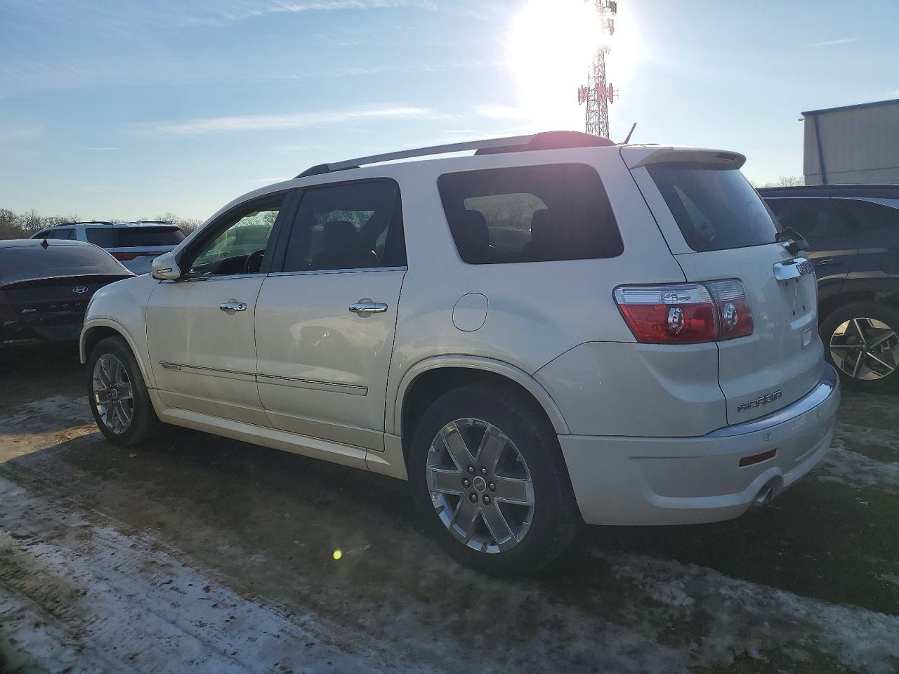 2011 GMC Acadia den VIN 1GKKVTED6BJ236810 photo 2