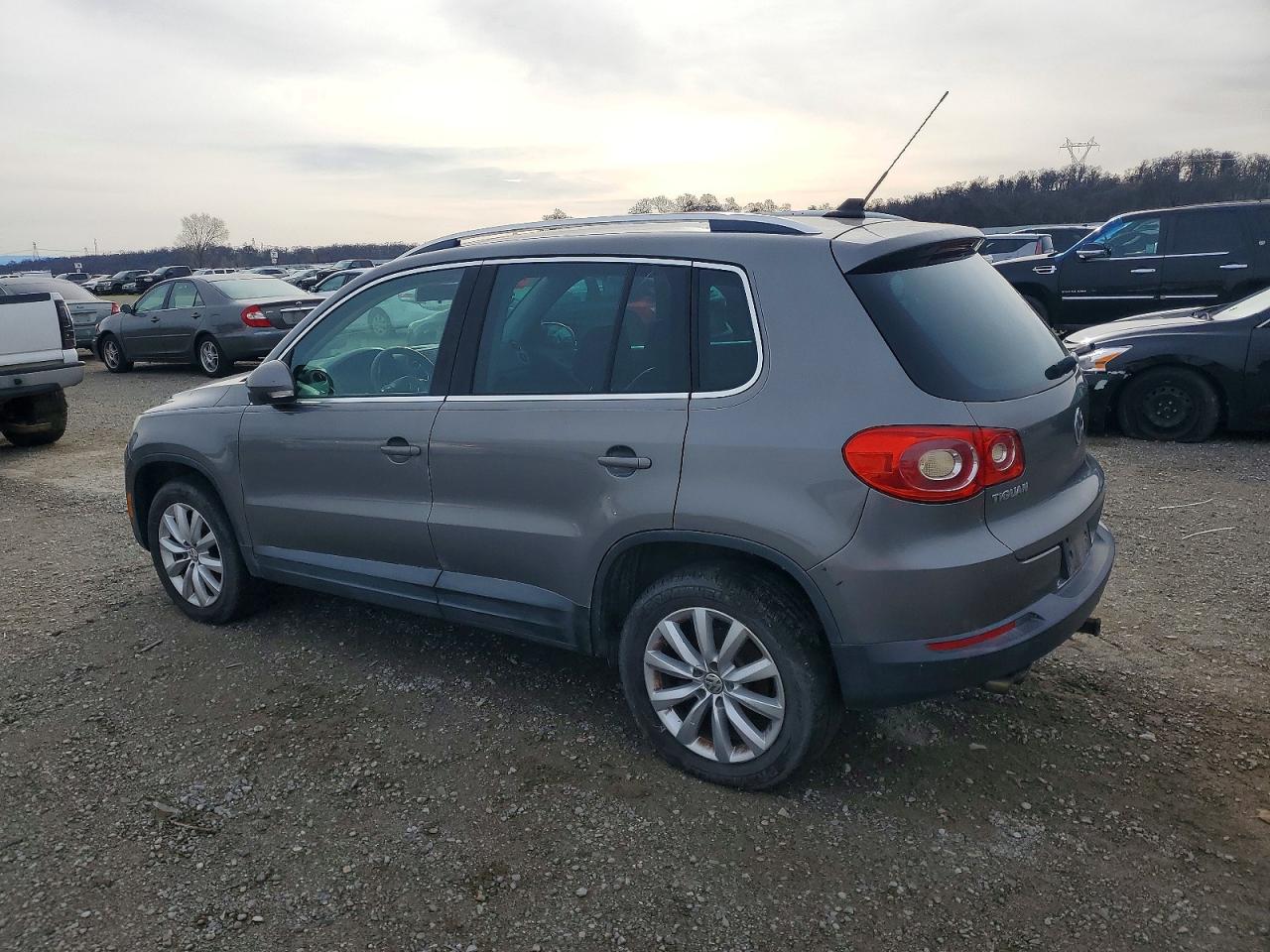 2011 Volkswagen Tiguan VIN WVGBV7AX1BW552908 photo 2